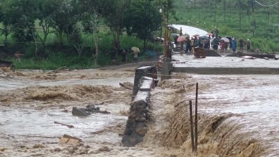 Hujan deras yang mengguyur Praya Barat Daya sejak Minggu malam (16/10) menyebabkan terjadinya banjir.