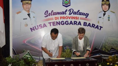 Mataram—Pemerintah Provinsi NTB menyatakan kesiapannya dalam menjalin kerjasama dengan perusahaan asal Swedia, yaitu PT. Eco Solution Lombok (ESL), yang akan segera melakukan berbagai pembangunan proyek di Tanjung Ringgit, Kec. Jerowaru, Kab. Lombok Timur. Dikatakan Gubernur NTB, Dr. H. Zulkieflimansyah saat menghadiri acara Soft Launching Pembangunan PT. ESL di Tanjung Ringgit bahwa PT. ESL akan memulai rangkaian panjang dari proyek pembangunannya yang concern terhadap energi terbarukan dan pembangunan rendah karbon. “Kita baru memulai kerjasama, ini satu sinyal yang bagus pemerintah Swedia memulai soft launching untuk pembangunan di Tanjung Ringgit. Mereka concern pada energi terbarukan,” katanya di Pendopo Tengah Gubernur, Kamis (20/10). Gubernur berharap kerjasama NTB dengan pemerintah dan perusahaan asal Swedia tersebut dapat terus berjalan dengan baik kedepannya. “Ini merupakan sebuah awal, karena perjalanan panjang selalu dimulai dari langkah pertama. Semoga kerjasama dengan kami (NTB) ini akan terus berlanjut kedepannya. Dan semoga anda menikmati setiap momen kunjungan di Lombok,” tambahnya. Sementara itu, Duta Besar Swedia untuk Indonesia, Marina Berg pun menyampaikan bahwa pihaknya sangatlah terkesan dengan progres pembangunan dan pengembangan energi terbarukan di NTB. “Terima kasih banyak. Kami sangat terkesan dengan progres pembangunan sektor energi di NTB. Dan saya sangat bangga bahwa pemerintah dan perusahaan Swedia ada disini untuk berkolaborasi. Mereka disini untuk mendukung dan membantu NTB dalam pengembangan Energi Terbarukan,” ujar Marina Berg. Untuk diketahui, Pemerintah Swedia dan Indonesia juga tergabung dalam sebuah kerjasama yang bernama Sweden-Indonesia Sustainability Partnership (SIS). Turut hadir mendampingi Gubernur pada acara tersebut, yaitu Asisten II Setda Provinsi NTB dan beberapa Kepala OPD lingkup Pemprov NTB.
