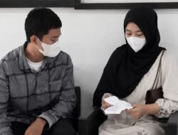 Ilustrasi peringatan keamanan digital terhadap modus phishing berkedok Foto Bugil dan nama Artis Indonesia