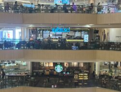 Tiga jaringan kedai kopi – Fore Coffee, Excelso, dan Starbucks – tampak berdiri secara vertikal di atrium Tunjungan Plaza, Surabaya, pada Minggu (26/7/2026)