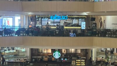 Tiga jaringan kedai kopi – Fore Coffee, Excelso, dan Starbucks – tampak berdiri secara vertikal di atrium Tunjungan Plaza, Surabaya, pada Minggu (26/7/2026)