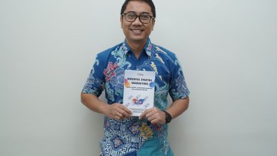 Foto Adi Prayuda memegang Buku Mindful Digital Marketing (Dok. Pribadi)