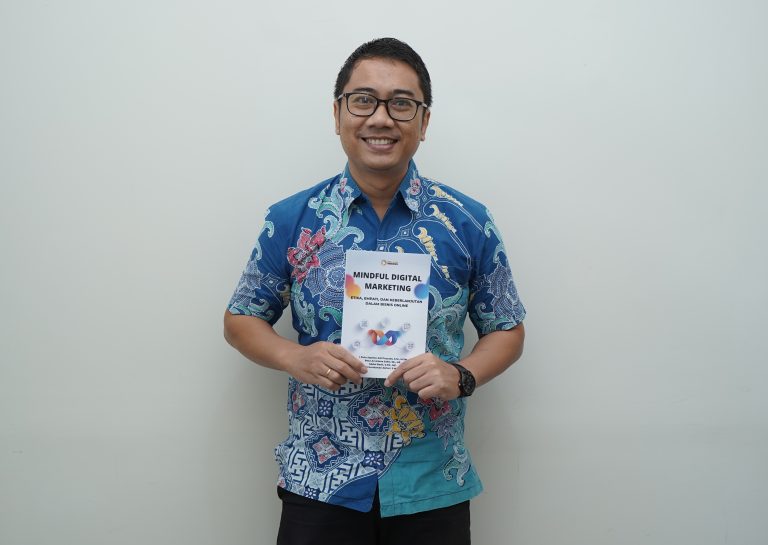 Foto Adi Prayuda memegang Buku Mindful Digital Marketing (Dok. Pribadi)