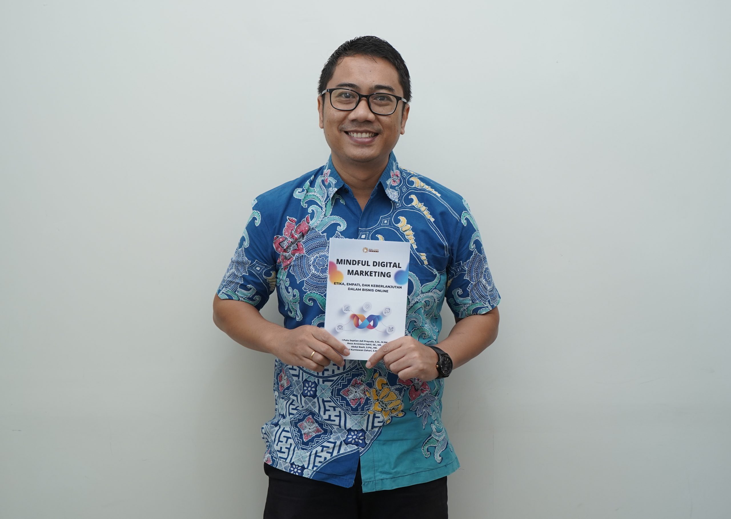 Foto Adi Prayuda memegang Buku Mindful Digital Marketing (Dok. Pribadi)